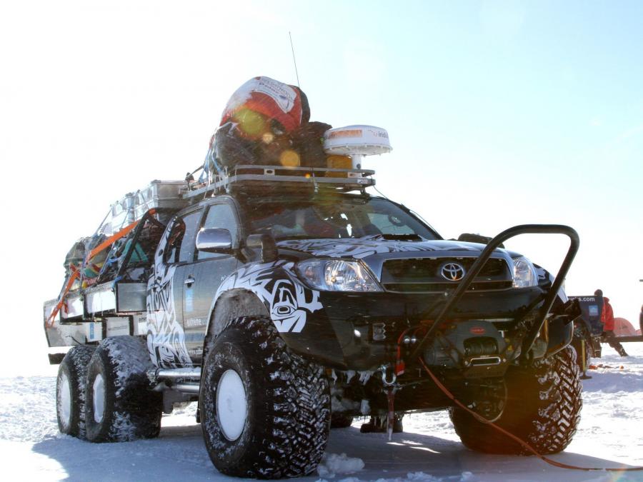  Toyota Hilux AT44 6x6 Arctic Trucks 2010 года  (фото 7 из 7)